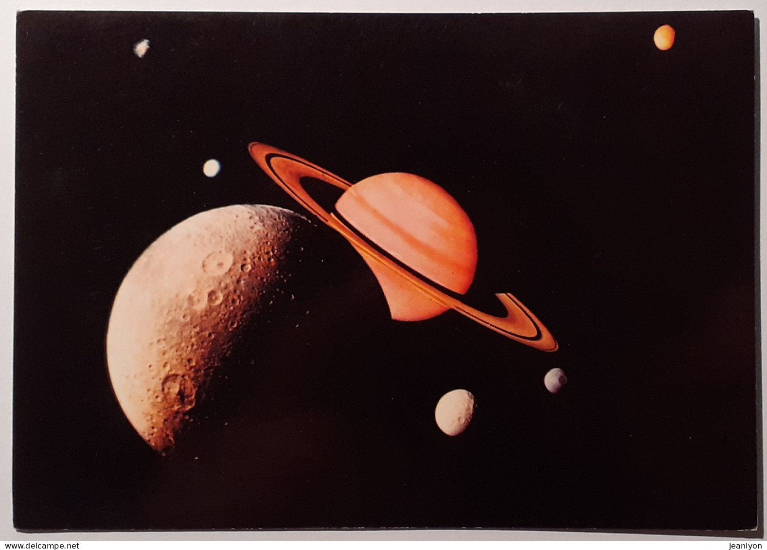 ESPACE - VOYAGEUR 1 - Planète SATURNE / Système Saturnien Avec 6 Satellites : Rhea , Encelade ...- Carte Postale Moderne - Astronomie