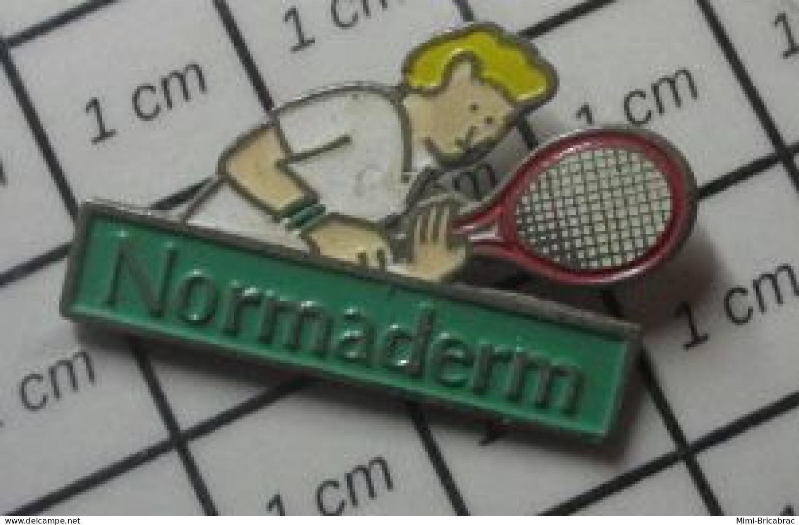 611B Pin's Pins : BEAU ET RARE / SPORTS / TENNIS TENNISMAN BOUTONNEUX NORMADERM - Tenis