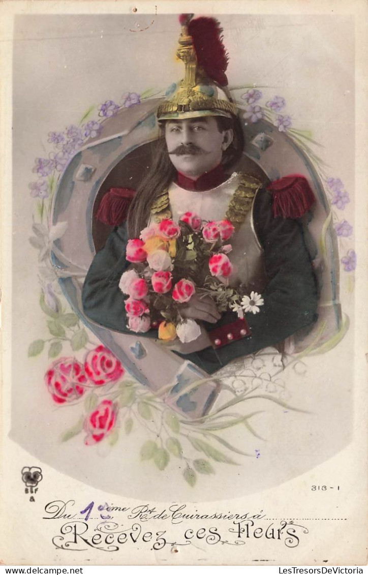 FANTAISIES - Hommes - Un Homme Tenant Un Bouquet De Fleur - Recevez Ces Fleurs - Carte Postale Ancienne - Hommes