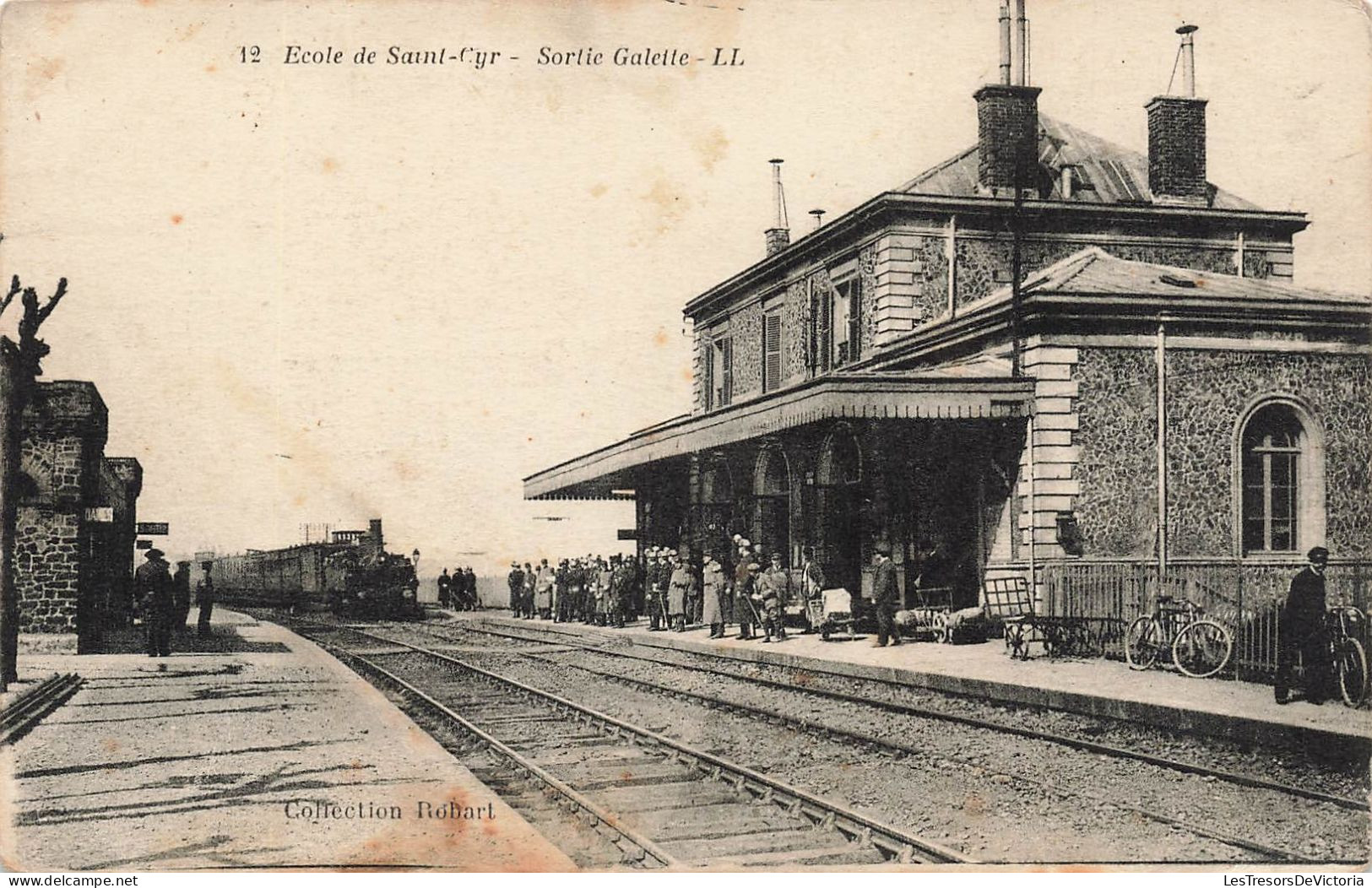 France - Train En Gare - Gare - Ecole De Saint Cyr - Sortie Galette - Animé -  Carte Postale Ancienne - Personnages