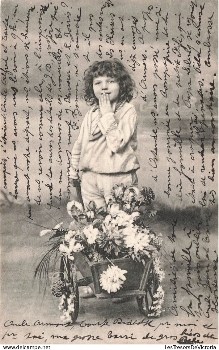 ENFANT - Un Petit Garçon Avec Une Brouette Remplie De Fleurs - Main Sur La Bouche - Carte Postale Ancienne - Autres & Non Classés