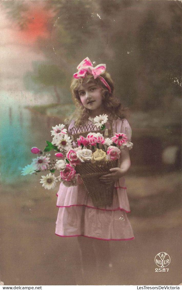 ENFANT - Fillette Avec Un Bouquet De Fleurs - Ruban Roses Dans Les Cheveux - Carte Postale Ancienne - Autres & Non Classés