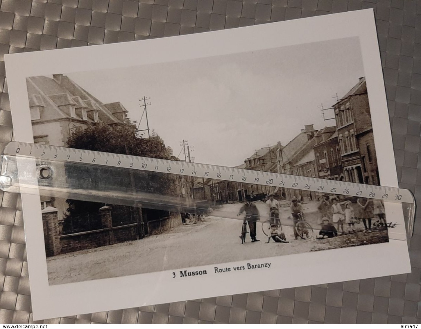 Musson (Belgique) - Reproduction Photo A4 Plastifiée - Collection D'expositions - (route De Baranzy Avec Cyclistes) - Lieux