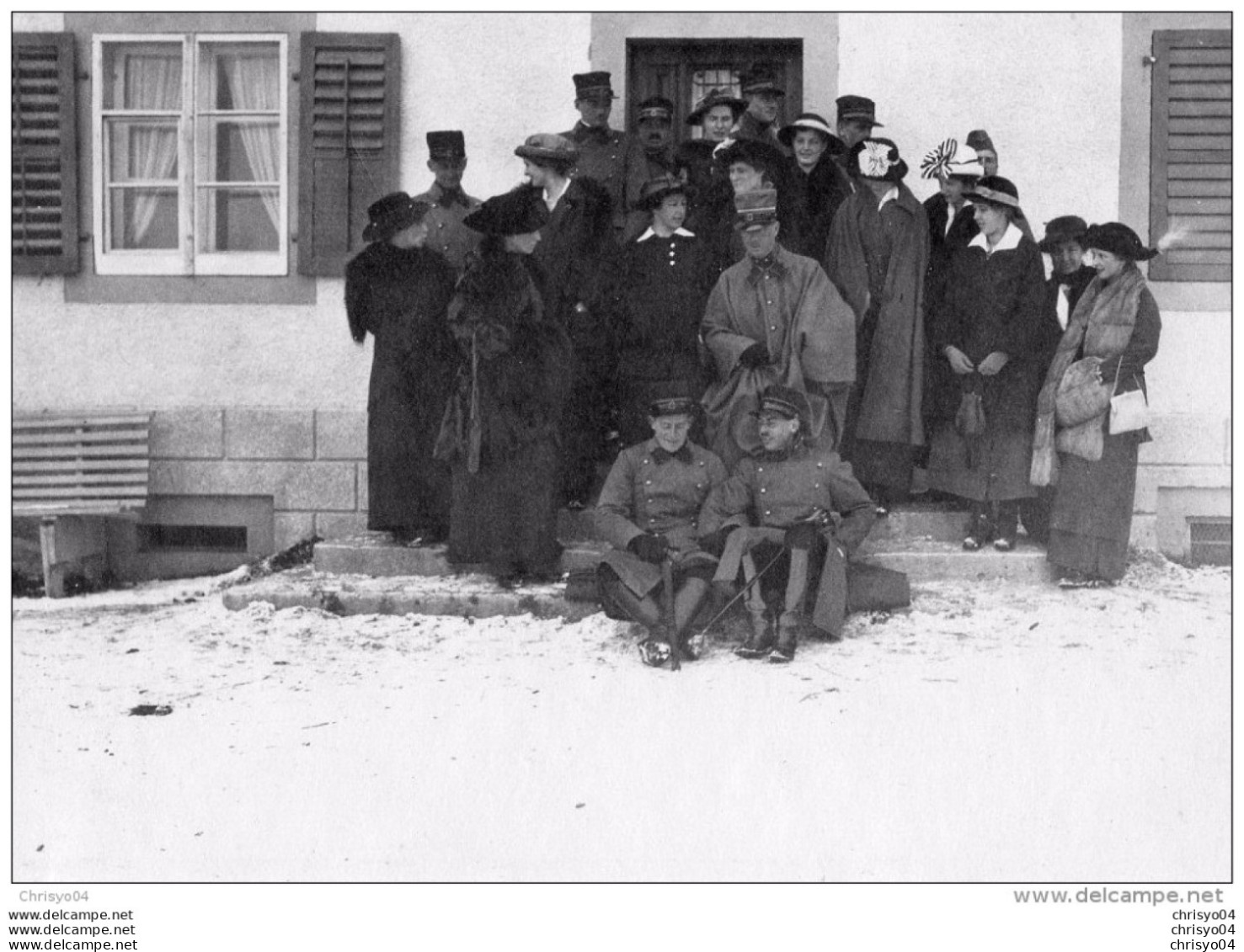 65Cu Suisse Carte Photo Guerre 14/18 Courgenay Militaires Et Femmes Devant La Porte Du Café Restaurant Du Raisin - Courgenay