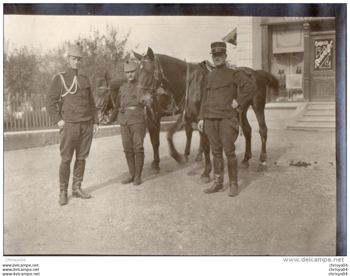 65Cu  Suisse Photo Guerre 14/18 Bassecourt Cavaliers Soldats Devant Un Commerce Place En Octobre 1914 - Autres & Non Classés