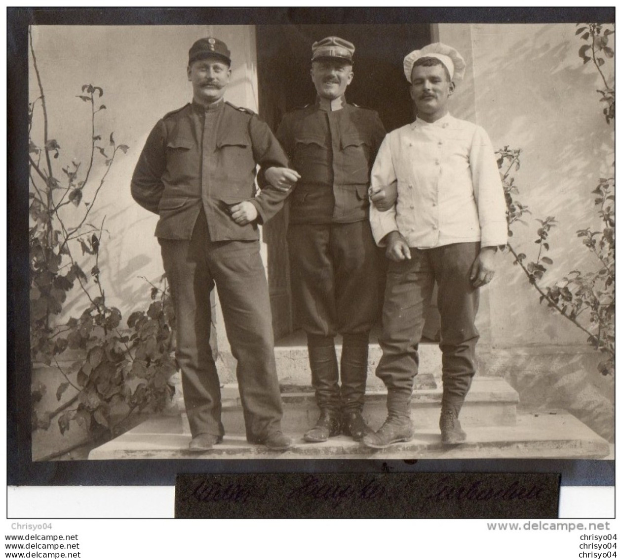 65Cu  Suisse Photo Guerre 14/18 Bassecourt 3 Soldats Cuisinier Devant L'entrée D'une Demeure En Octobre 1914 - Autres & Non Classés