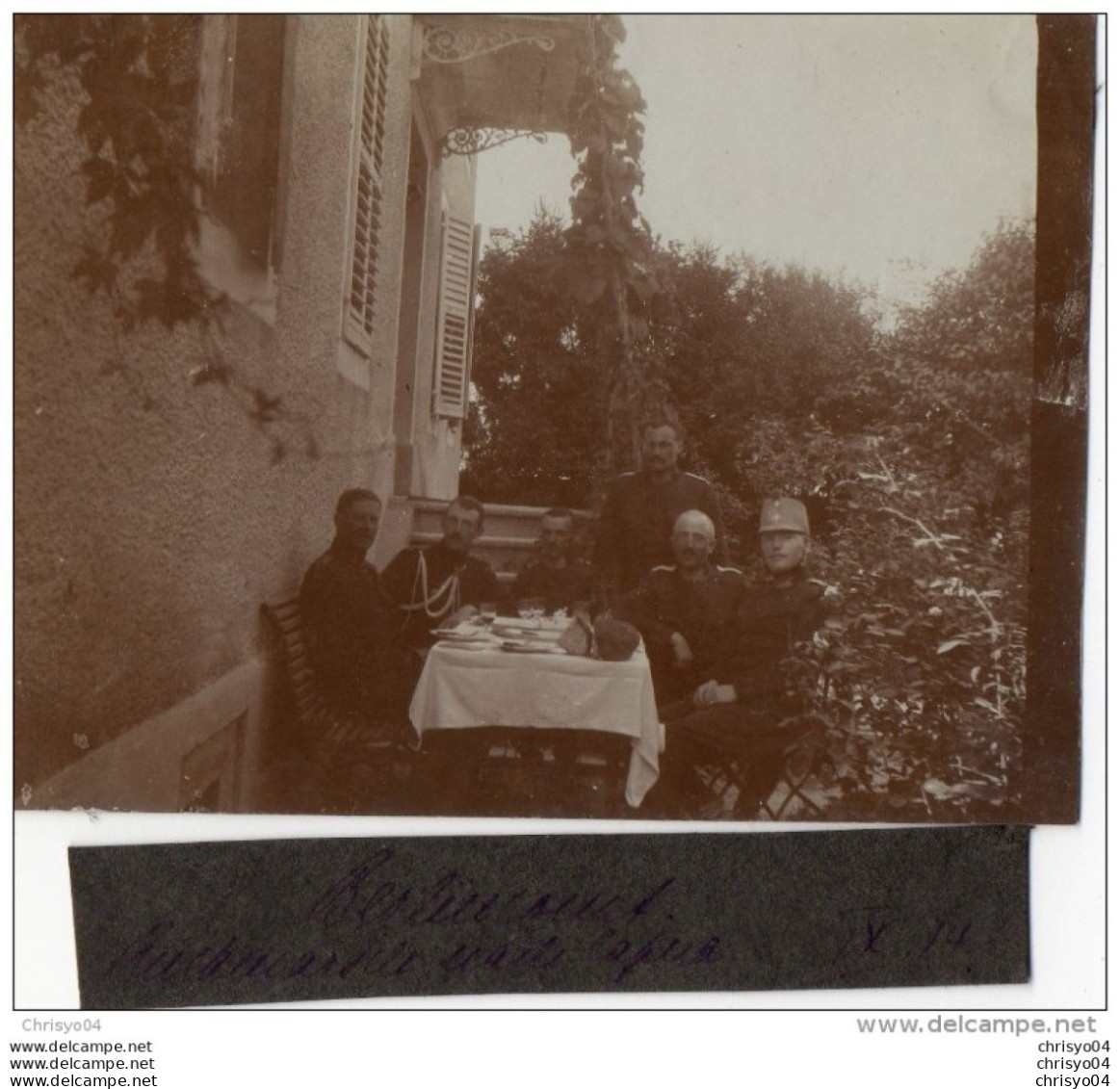 65Cu  Suisse Photo Guerre 14/18 Berlincourt Repas Des Officiers Devant Une Demeure Le 3 Septembre 1914 - Autres & Non Classés