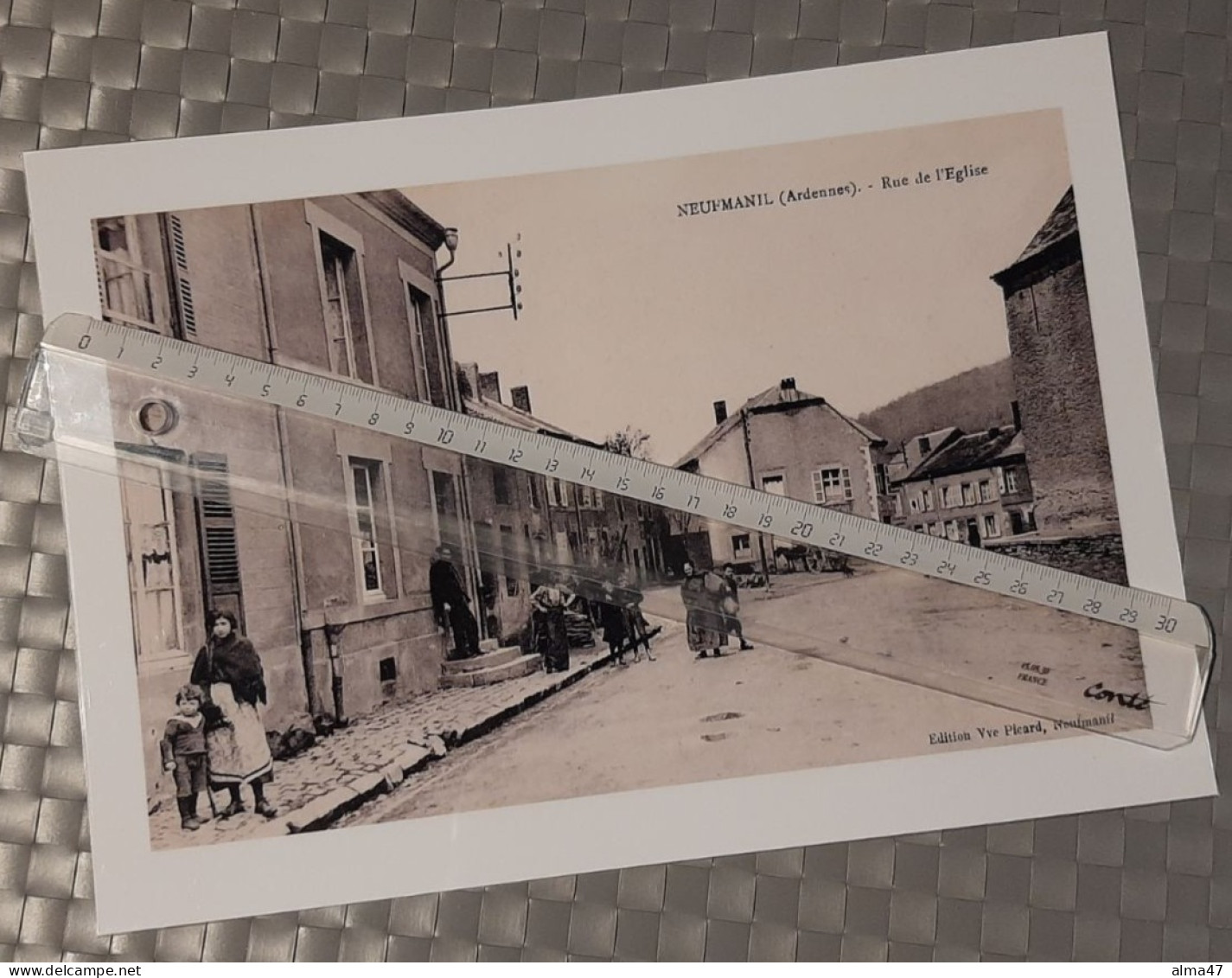 Neufmanil (France Ardennes) - Reproduction Photo A4 Plastifiée - Collection D'expositions - Rue De L'église Très Animée - Places