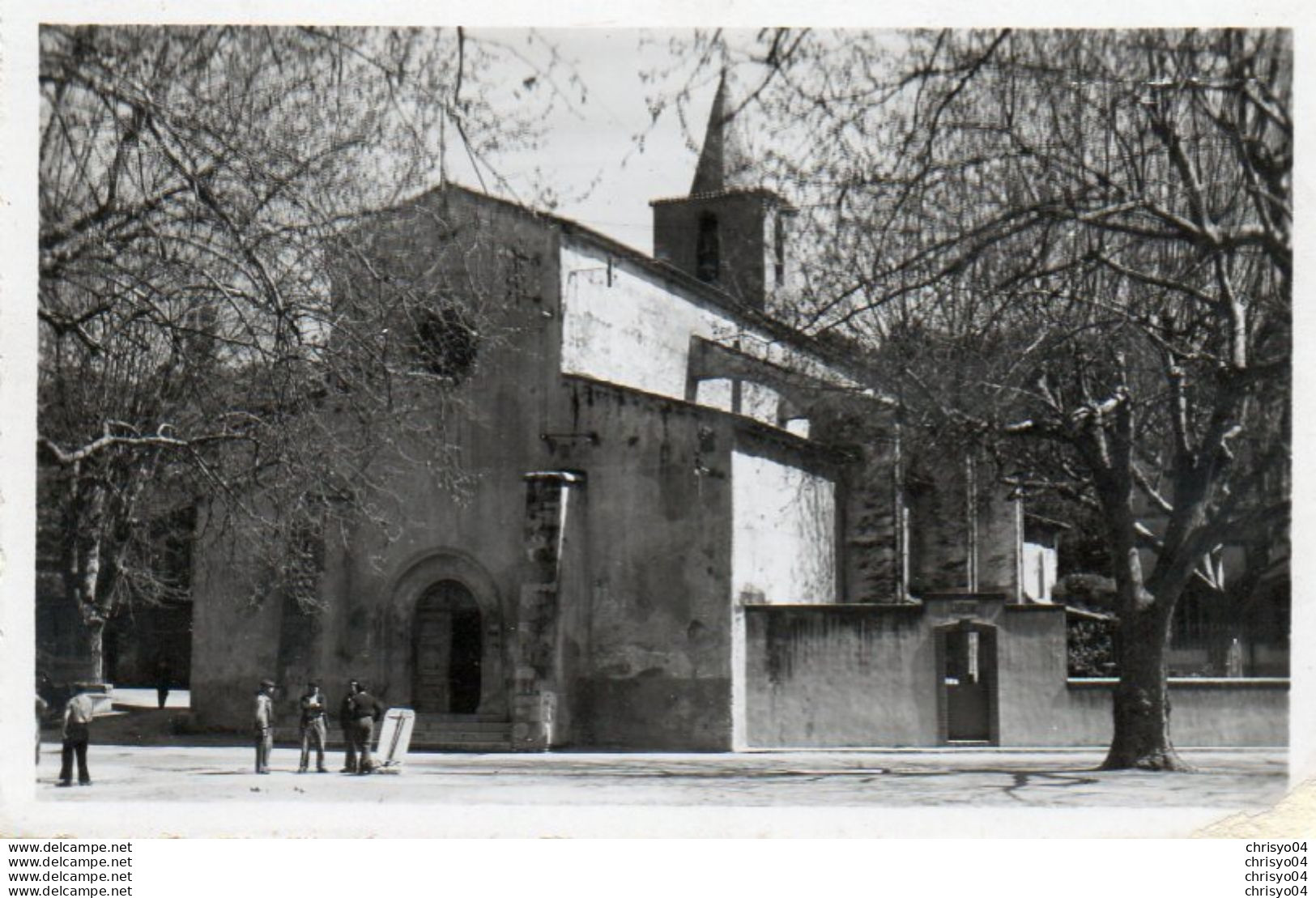 84Cc   Partie De Boules Pétanque Sur La Place Devant L'église - Petanca