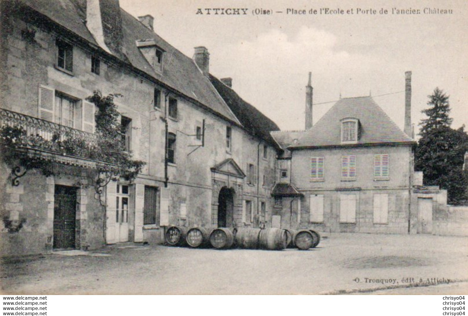 93Sv  60 Attichy Place De L'école Et Porte De L'ancien Chateau - Attichy