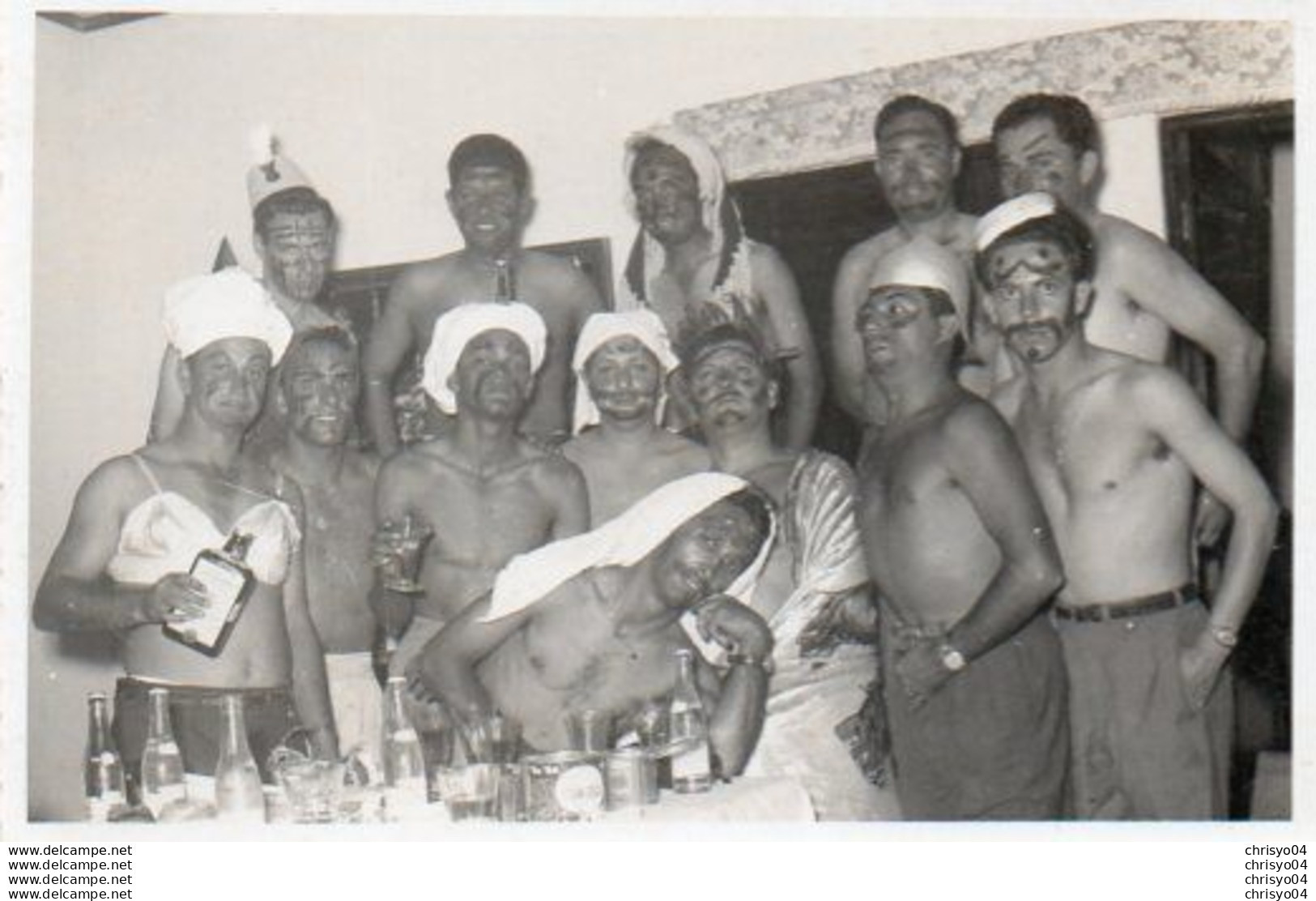 V648Pt  Photo Angola Carmona Devenue Uige Groupe De Jeunes Hommes Torses Nus En 1958 - Angola