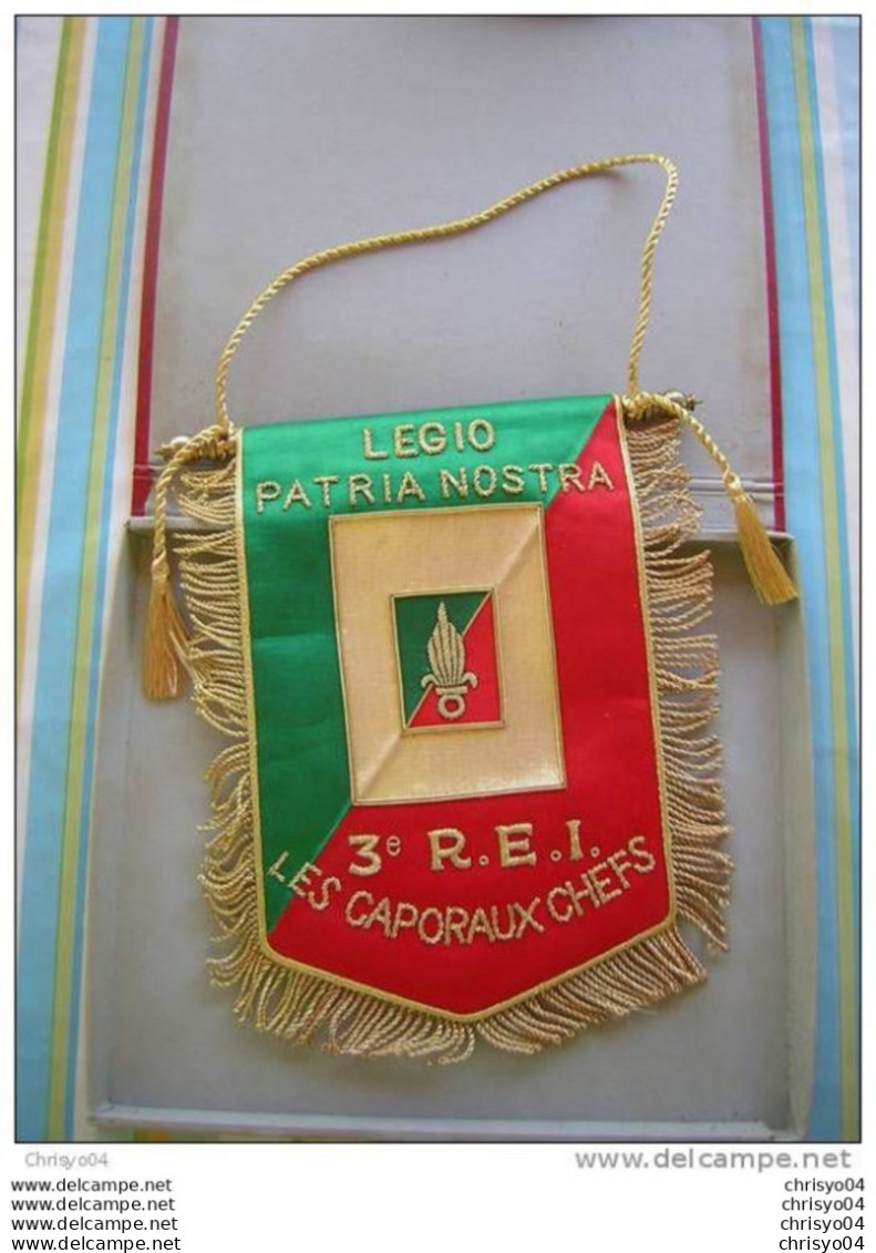 28ch/   GRAND FANION LEGION 3eme REI LES CAPORAUX CHEFS  LEGIO PATRIA NOSTRA DANS SON COFFRET - Flags