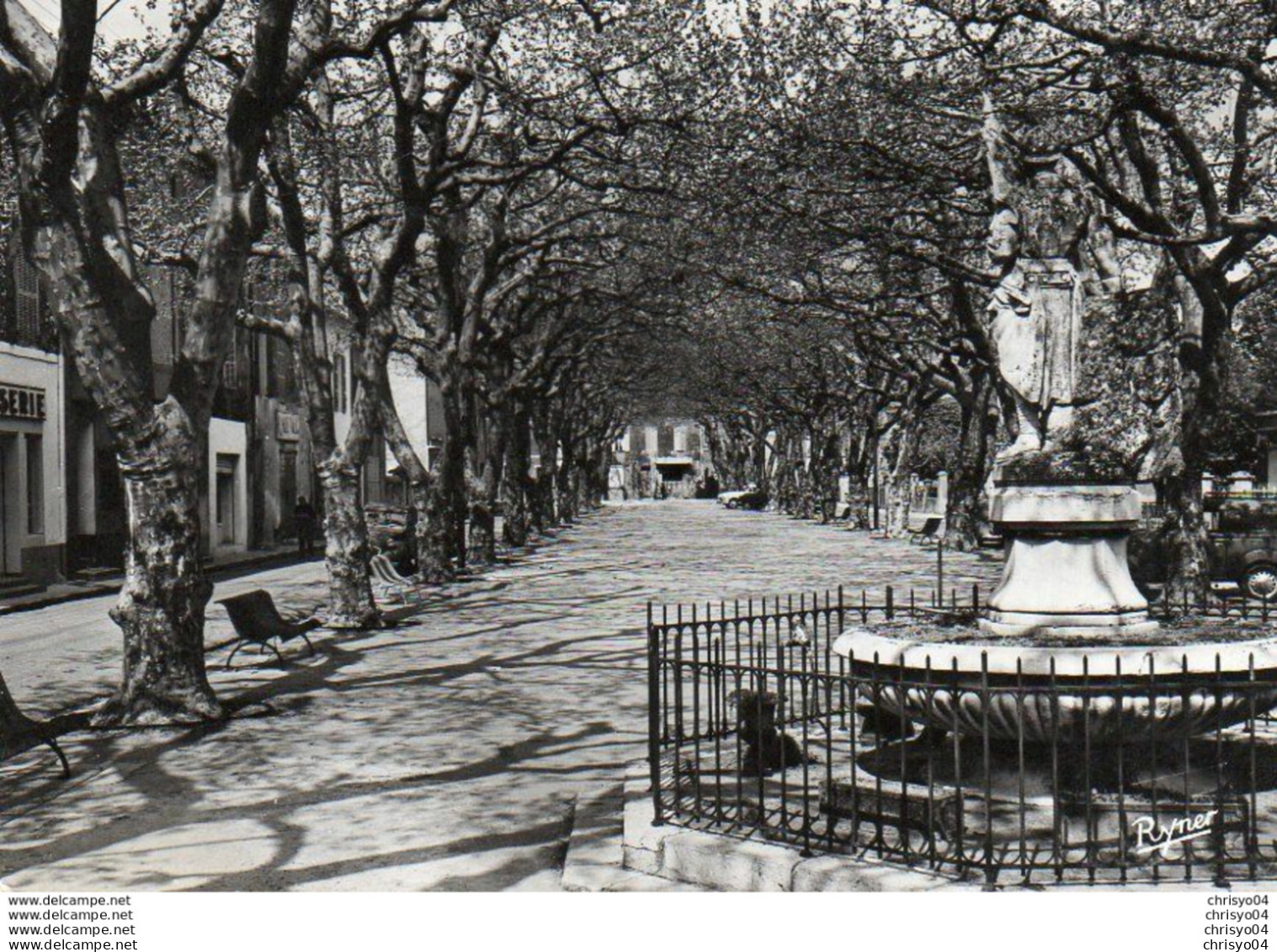 V845Aa  83 Nans Les Pins Cours Gal De Gaulle (vue Pas Courante) - Nans-les-Pins