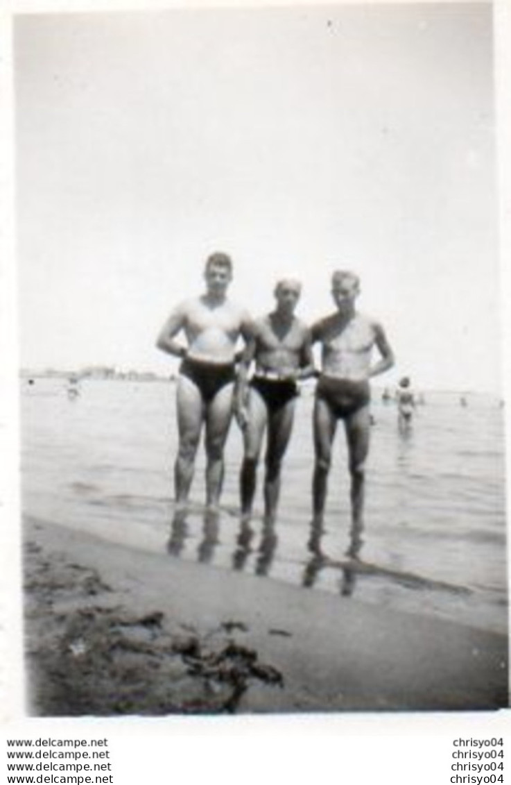 V896Bv  Algérie Photo De 3 Hommes En Maillot De Bain Torse Nus En 1949 - Hommes