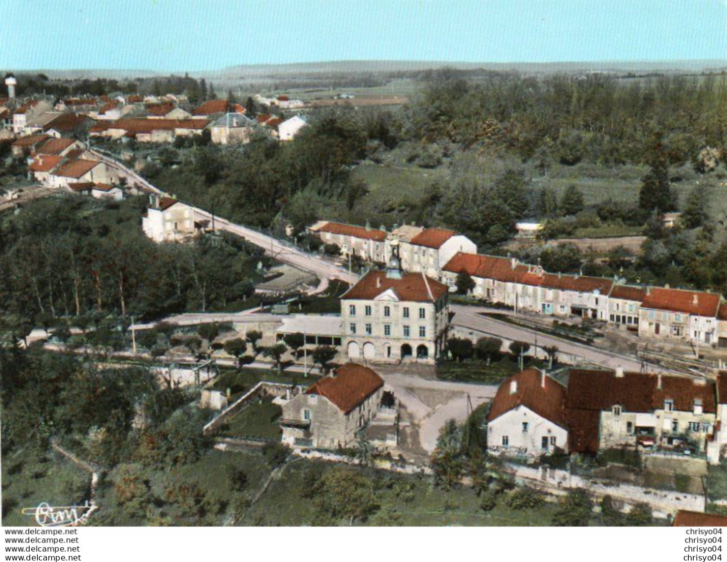 1V6 Fo  52 Montigny Les Roi La Voie Hotel De Ville Et Monument (vue Pas Courante) - Montigny Le Roi