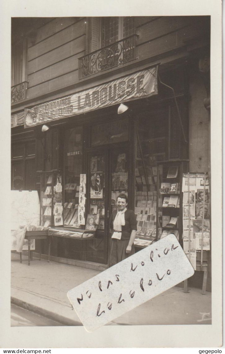 PARIS  à Confirmer - La Libraire Pose Devant Sa Boutique De Dictionnaires Et Publications " LAROUSSE " ( Carte Photo  ) - Zu Identifizieren