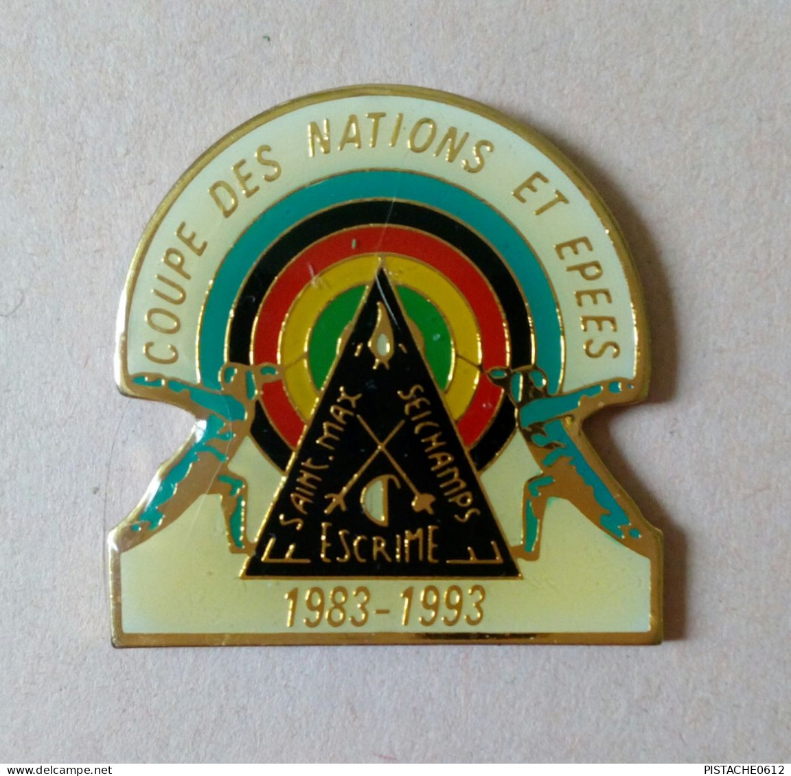 Pin's Coupe Des Nations Et Epées 1983-1993 Escrime Saint Max Seichamps - Fencing