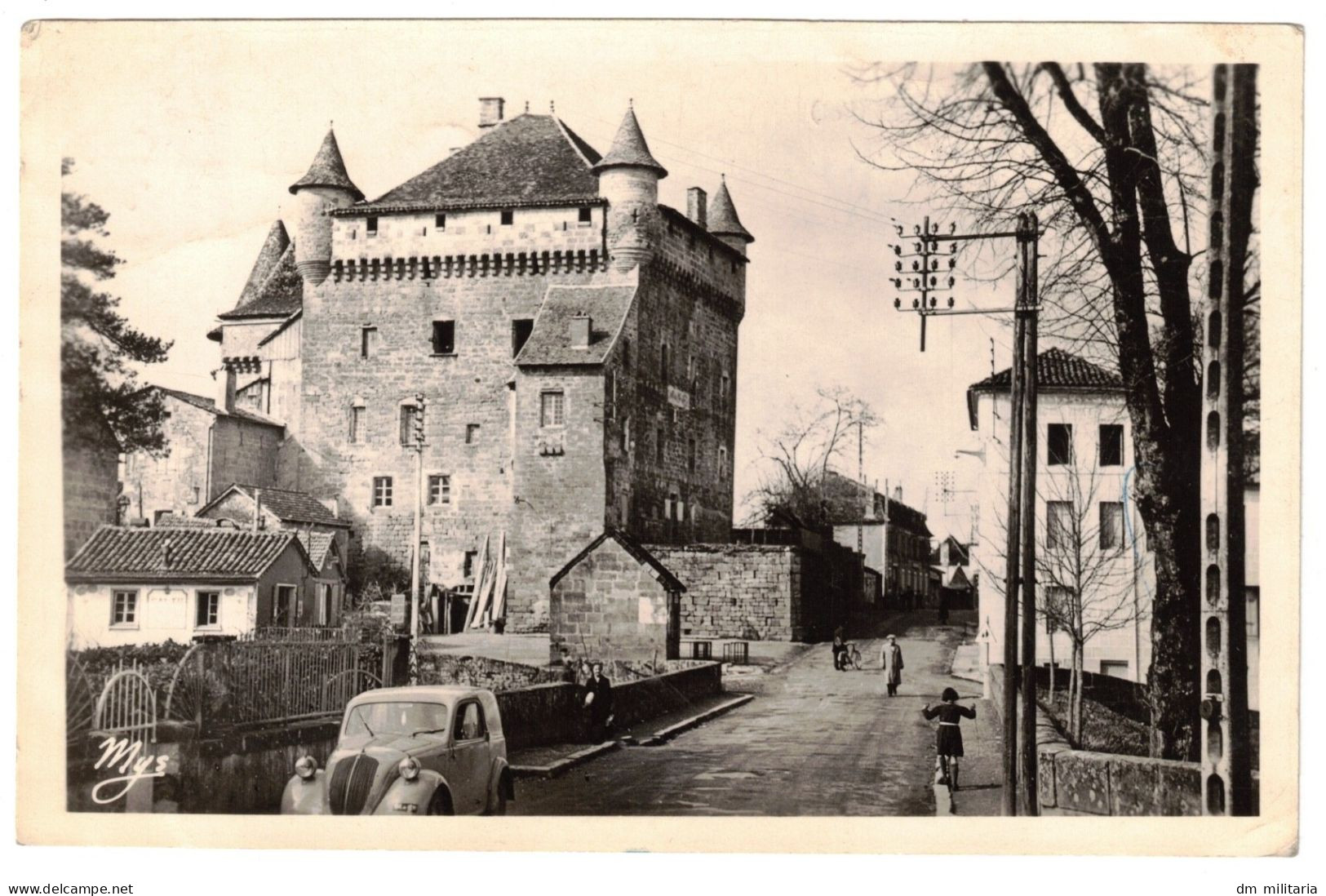 46 - BELLE CARTE PHOTO : LACAPELLE-MARIVAL - LE CHATEAU - RUE ANIMÉE VOITURE ANCIENNE - LOT - Lacapelle Marival