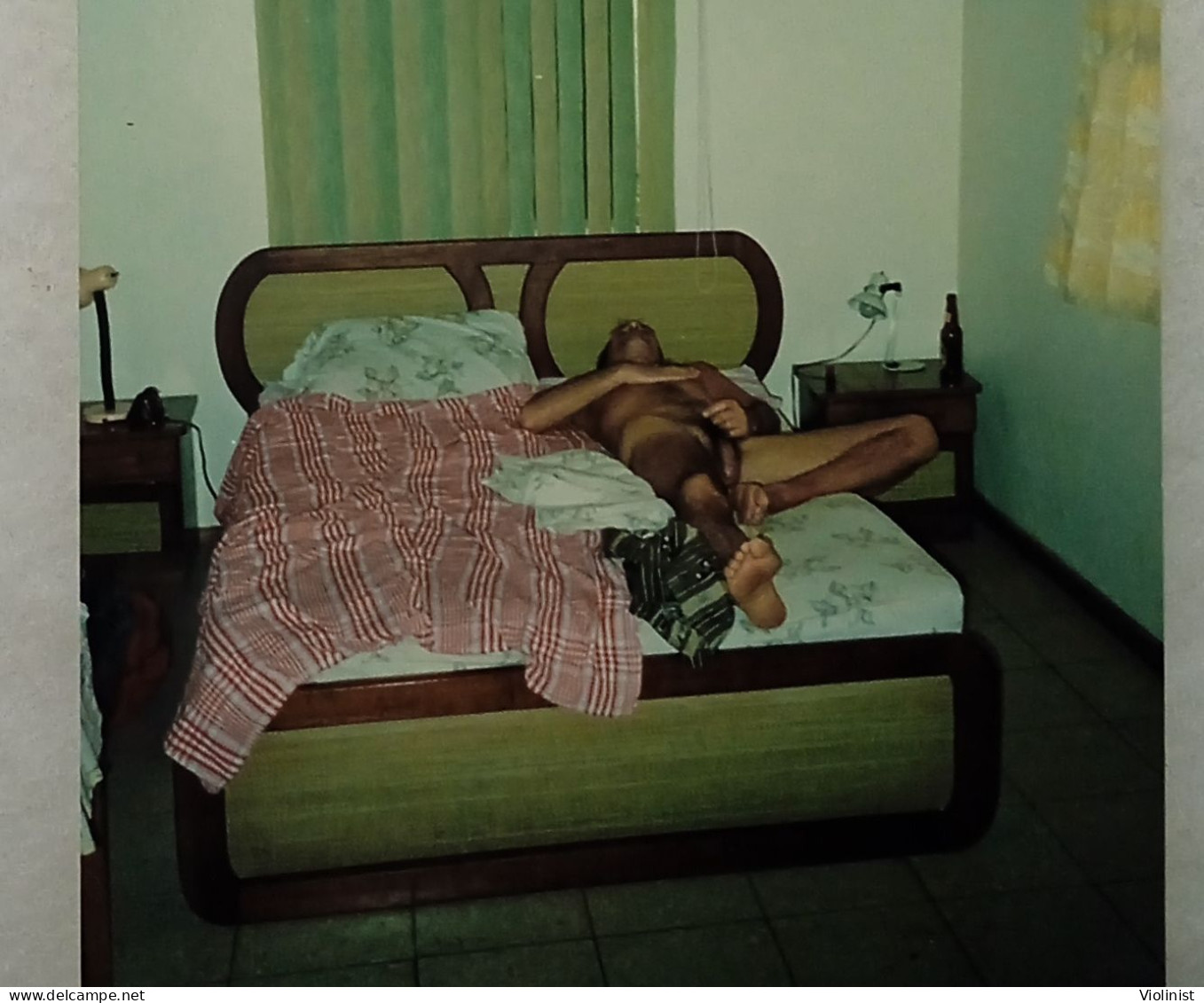 A Naked Man Is Lying On A Bed - Zonder Classificatie