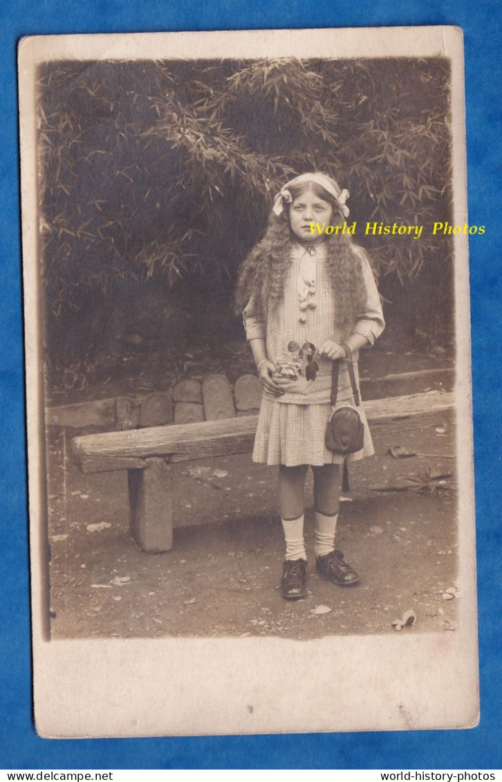 CPA Photo - AUREILHAN , 1916 - Portrait Paulette VOURRON Petite Fille Avec Sac à Main Fleur Coiffure Robe Mode Enfant - Mode