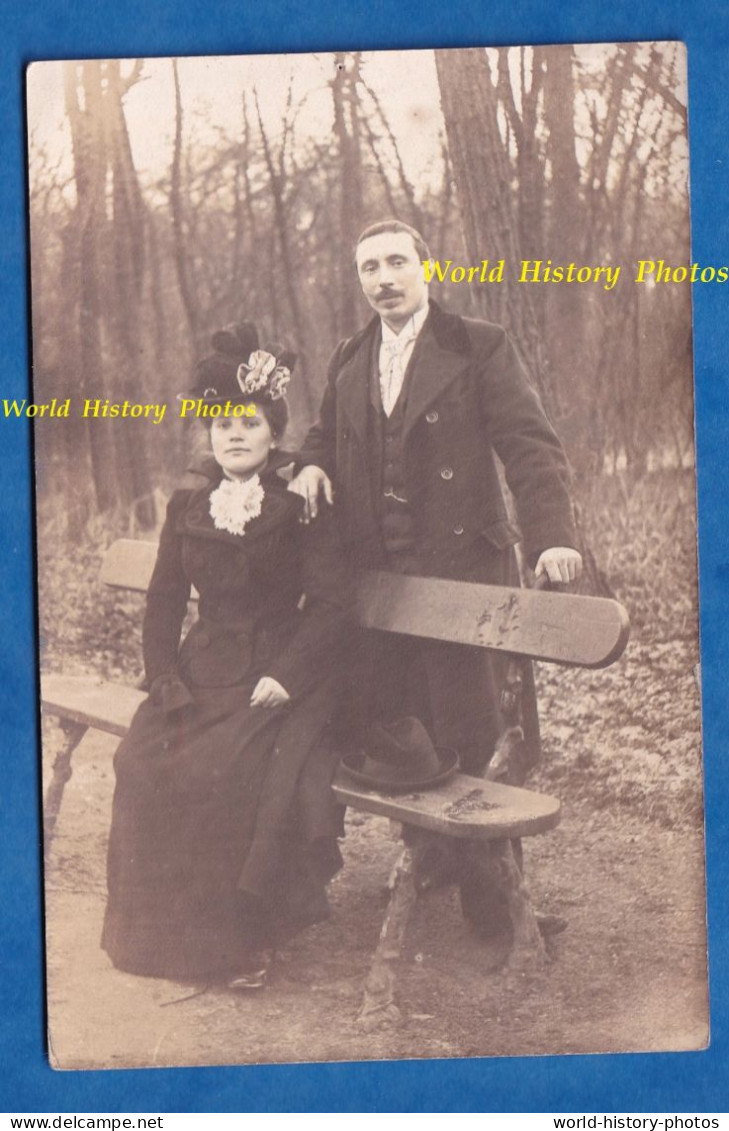 CPA Photo - PARIS Cachet De Départ - Portrait De Monsieur & Mme DELANGLE Voir Verso - Homme Femme Chapeau Robe Mode Banc - Mode