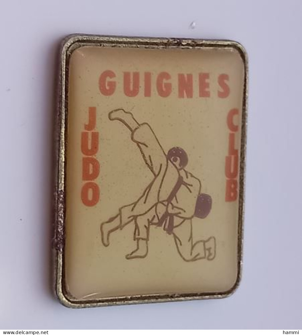 SP388 Pin's Judo Club Guignes Seine-et-Marne  Achat Immédiat - Judo