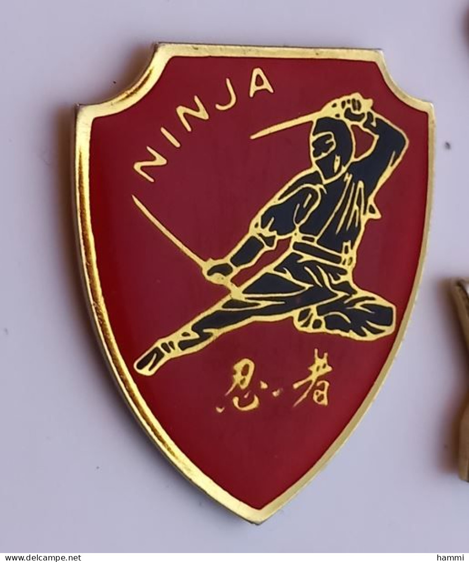 SP446 Pin's ARTS MARTIAUX NINJA  Achat Immédiat - Judo