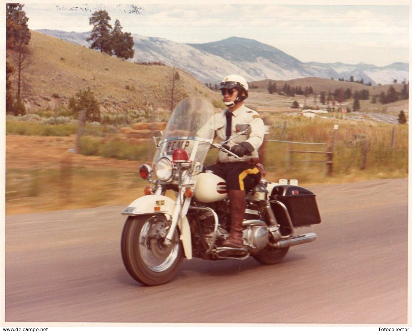 Canada : Motocycliste De La Police Canadienne En Patrouille - Police & Gendarmerie