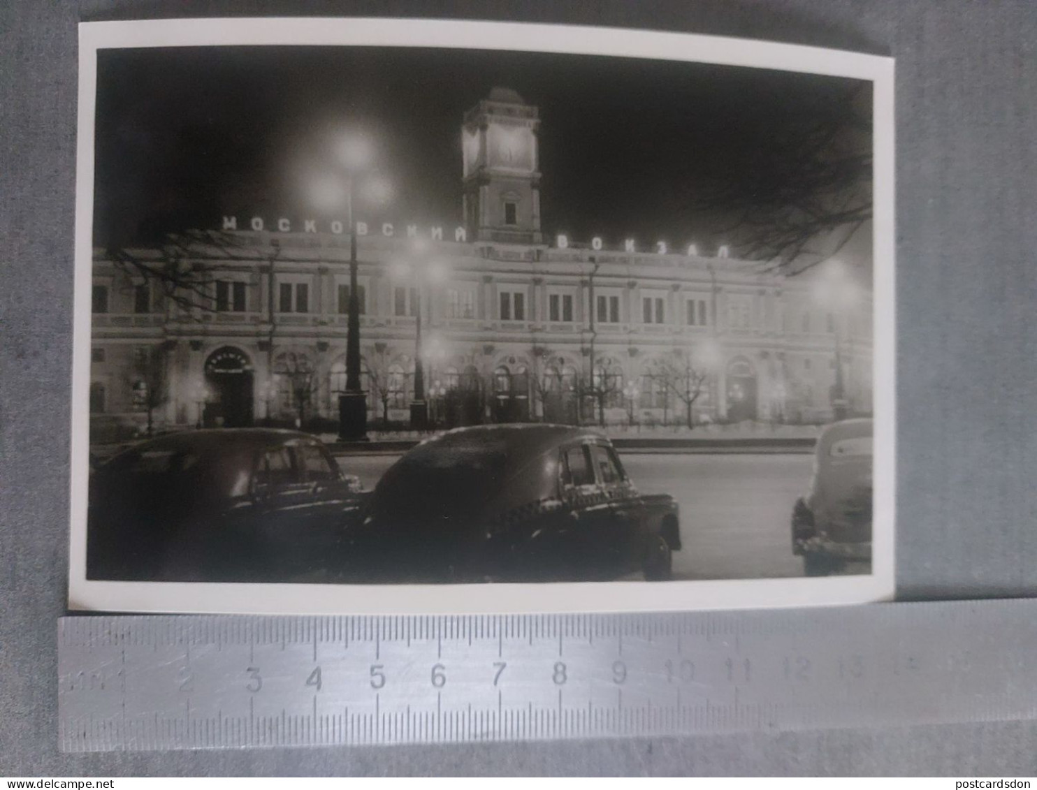 RUSSIA. LENINGRAD - ST.PETERSBURG. Moskovsky Railway Station  - Bahnhof -  Rare Old PC 1953 Old Taxi Car - Taxis & Fiacres