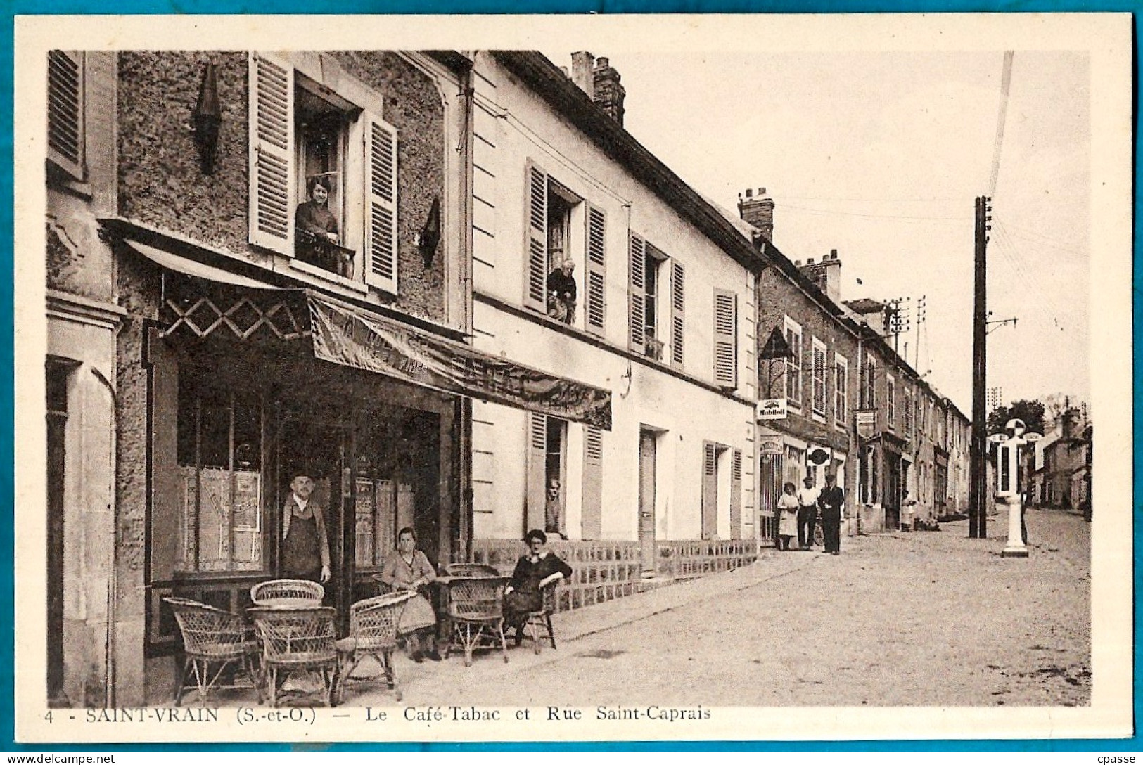 CPA 91 St SAINT-VRAIN - Le Café-Tabac Et Rue St Saint-Caprais (on Aperçoit Une Pompe à Essence) - Saint Vrain