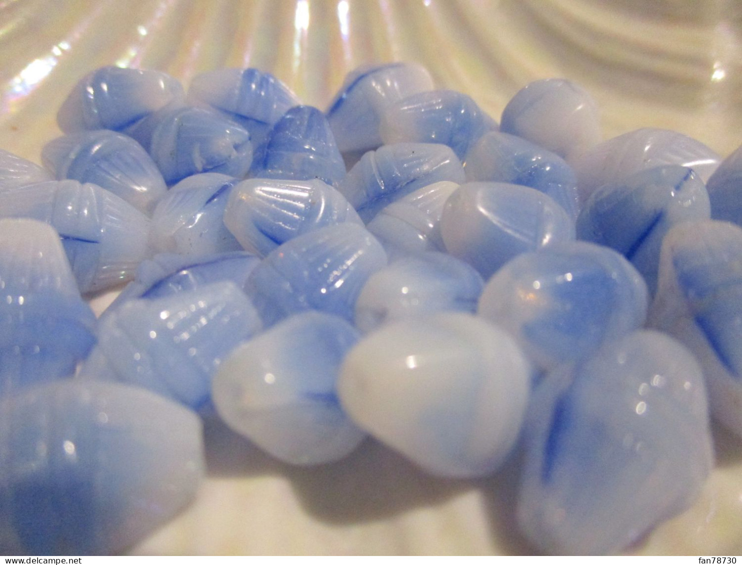 Perles X 60, En Verre Ovales Dégradées De Bleu Jusqu'au Blanc - Frais Du Site Déduits - Perlen
