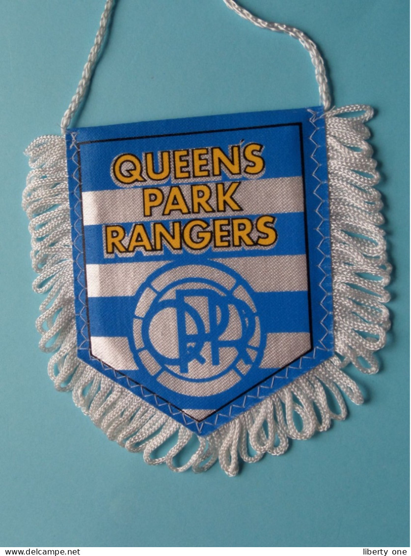 QUEENS PARK RANGERS >> WIMPEL ( Drapeau ) FANION De FOOTBALL / VOETBAL ( Pennant ) > ( Zie / Voir Scan ) +/- 10 X 8 Cm.! - Apparel, Souvenirs & Other