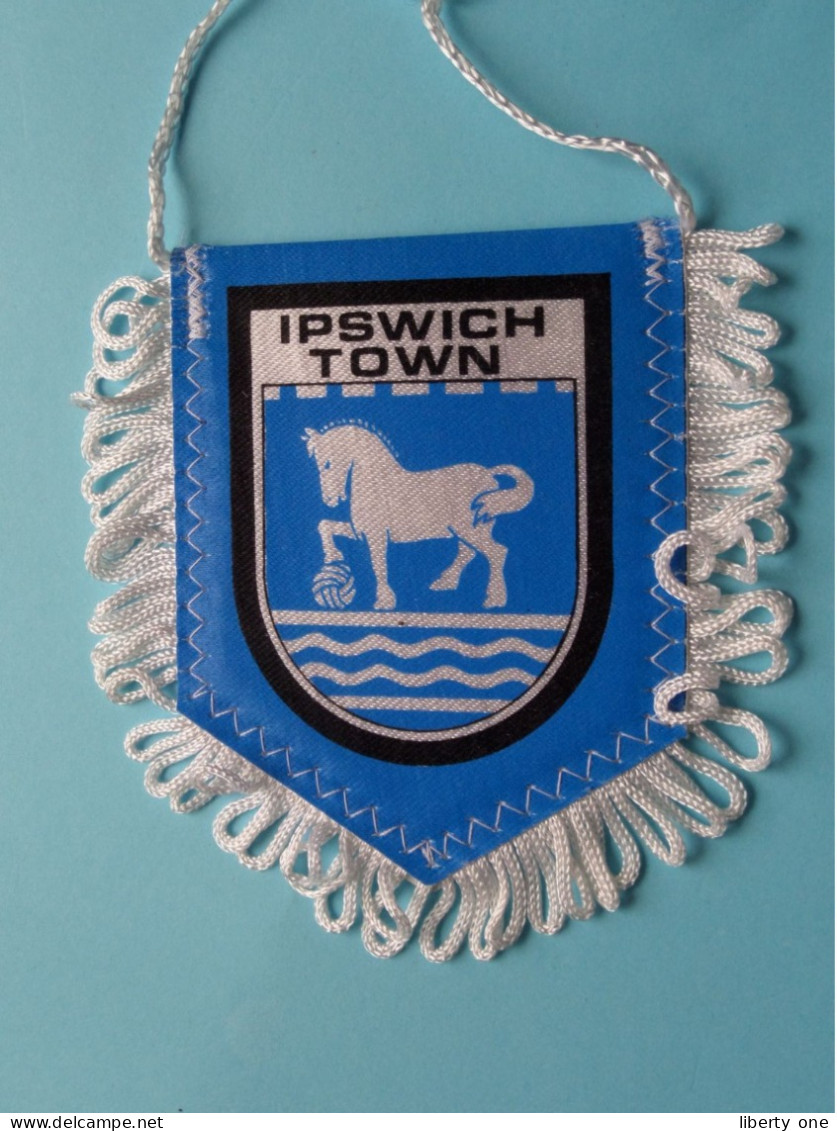 IPSWICH TOWN >> WIMPEL ( Drapeau ) FANION De FOOTBALL / VOETBAL ( Pennant ) > ( Zie / Voir Scan ) +/- 10 X 8 Cm.! - Uniformes Recordatorios & Misc