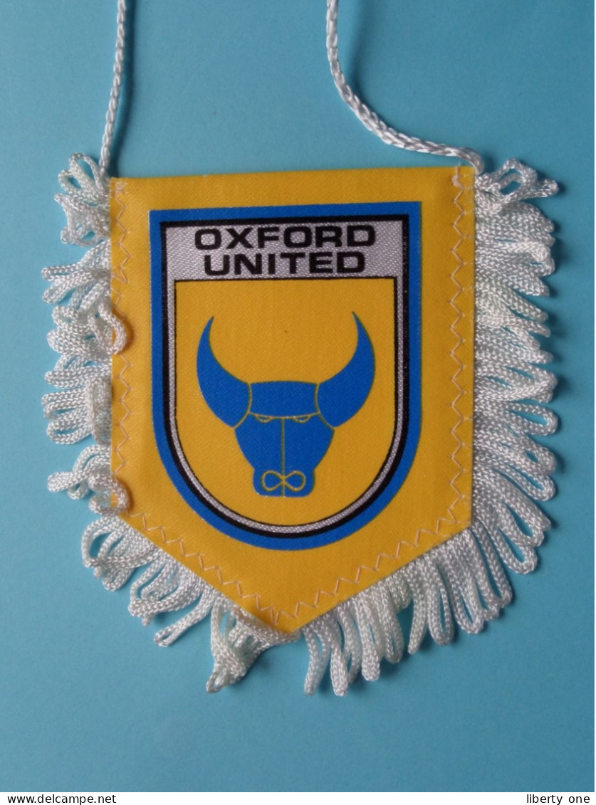 OXFORD UNITED >> WIMPEL (Drapeau) FANION De FOOTBALL / VOETBAL (Pennant) > ( See Scan ) +/- 10 X 8 Cm.! - Bekleidung, Souvenirs Und Sonstige