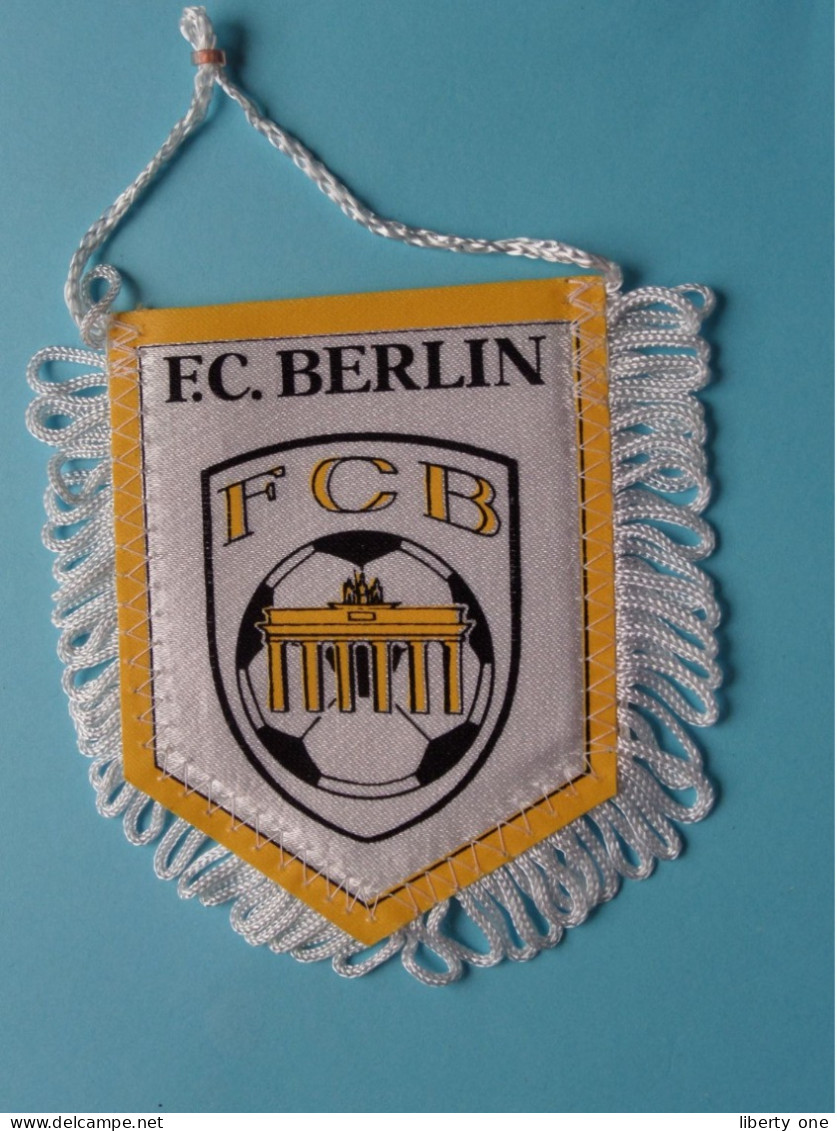 F.C. BERLIN >> WIMPEL (Drapeau) FANION De FOOTBALL / VOETBAL (Pennant) > ( See Scan ) +/- 10 X 8 Cm.! - Uniformes Recordatorios & Misc