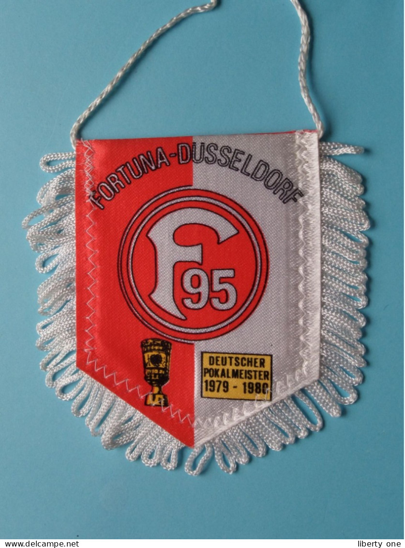 FORTUNA-DÜSSELDORF - F95 >> WIMPEL (Drapeau) FANION De FOOTBALL / VOETBAL (Pennant) > ( See Scan ) +/- 10 X 8 Cm.! - Uniformes Recordatorios & Misc