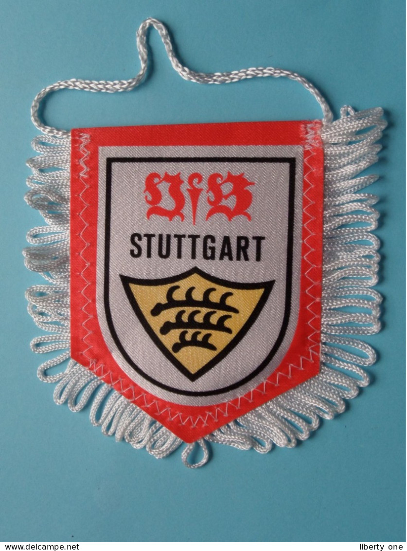 STUTTGART >> WIMPEL (Drapeau) FANION De FOOTBALL / VOETBAL (Pennant) > ( See Scan ) +/- 10 X 8 Cm.! - Bekleidung, Souvenirs Und Sonstige
