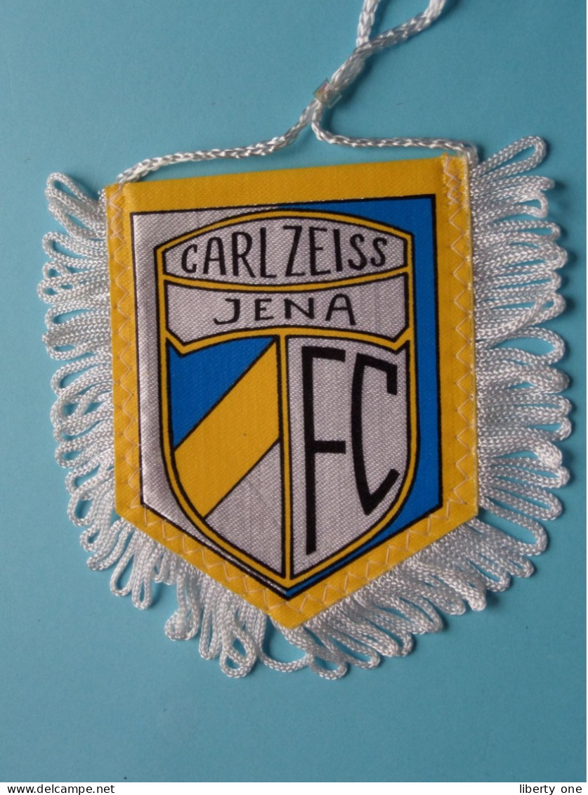 CARL ZEISS JENA FC >> WIMPEL (Drapeau) FANION De FOOTBALL / VOETBAL (Pennant) > ( See Scan ) +/- 10 X 8 Cm.! - Bekleidung, Souvenirs Und Sonstige