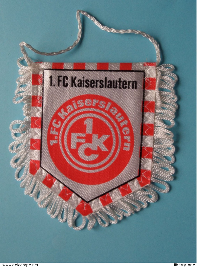 1. FC KAISERSLAUTERN >> WIMPEL (Drapeau) FANION De FOOTBALL / VOETBAL (Pennant) > ( See Scan ) +/- 10 X 8 Cm.! - Habillement, Souvenirs & Autres