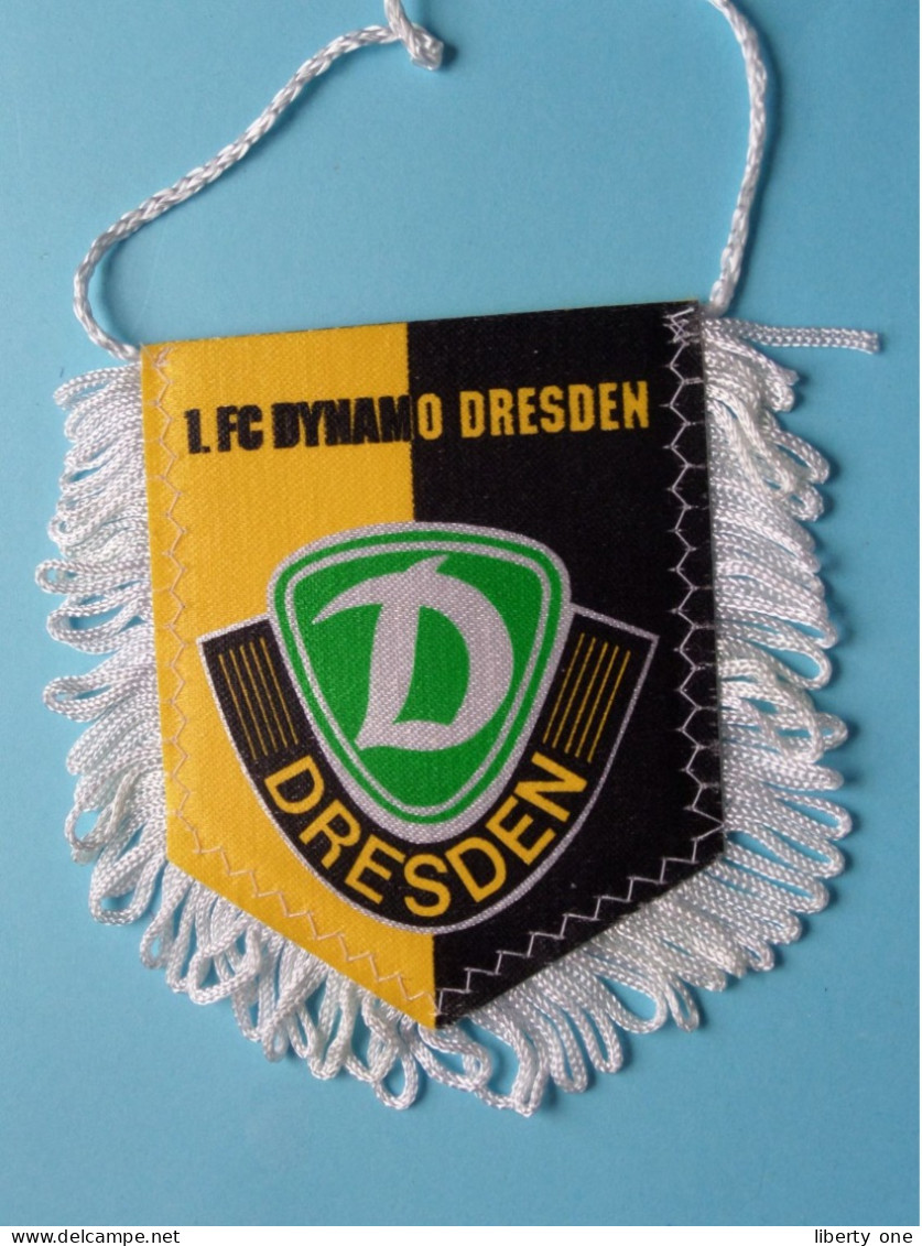 1. FC DYNAMO DRESDEN >> WIMPEL (Drapeau) FANION De FOOTBALL / VOETBAL (Pennant) > ( See Scan ) +/- 10 X 8 Cm.! - Bekleidung, Souvenirs Und Sonstige