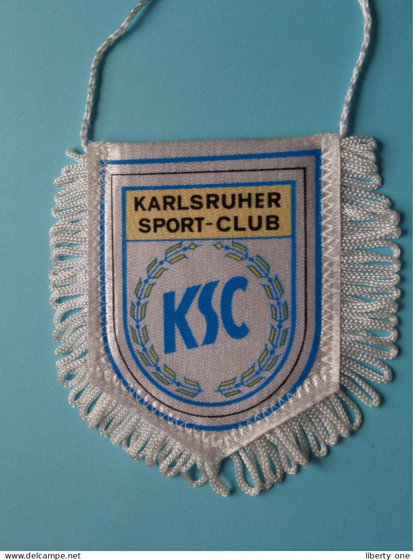 KARLSRUHER SPORT-CLUB - KSC >> WIMPEL (Drapeau) FANION De FOOTBALL / VOETBAL (Pennant) ( See Scan ) +/- 10 X 8 Cm.! - Bekleidung, Souvenirs Und Sonstige