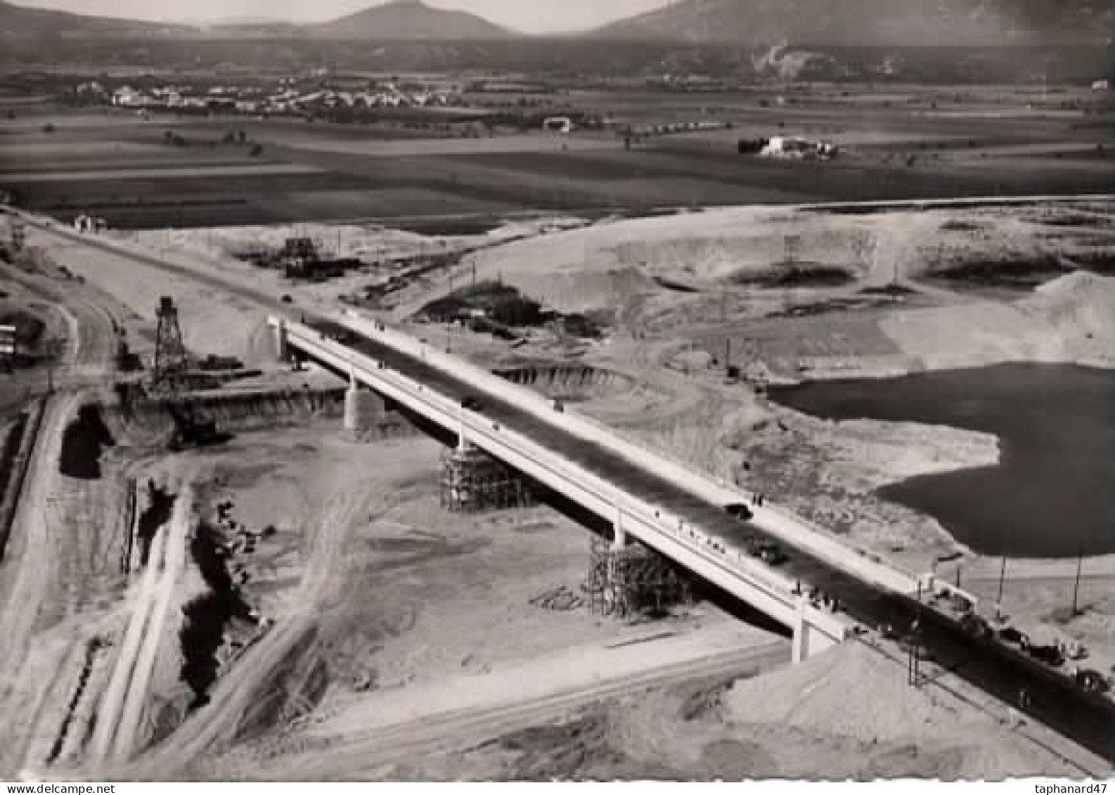 . 26 . DONZERE-MONDRAGON .( Chantiers............)Le Grand Pont De La Route Nationale N° 7. - Donzere