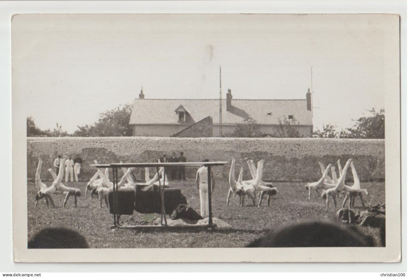 CARTE PHOTO - GYMNASTIQUE - ENTRAINEMENT GYMNASTES - CHEVAL D' ARCON - MARCHER SUR LES MAINS ( FIGURE " LE POIRIER " ) - - Gymnastique