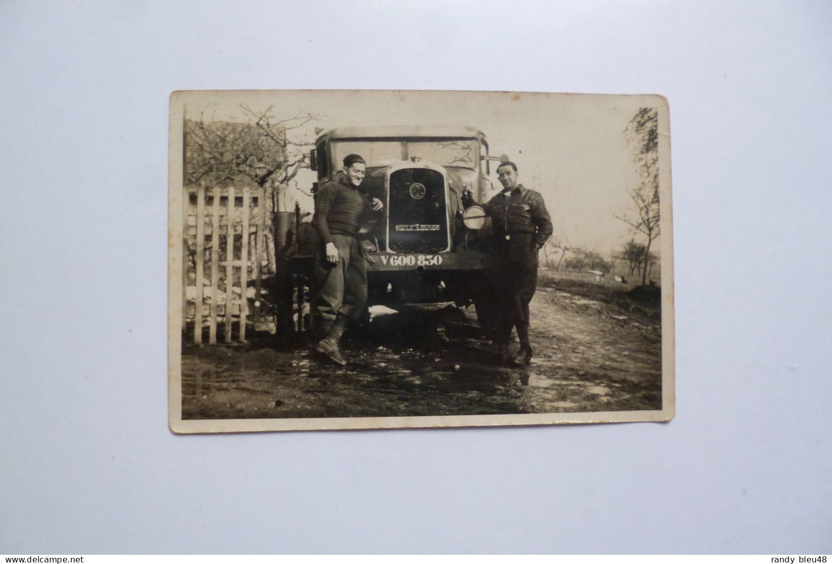 Photographie Camion Marque LATIL  -  "  Huile Lourde "   -  Transport Par MONTREJEAU Destination SAINT GIRONS - Ariège - - Transporter & LKW