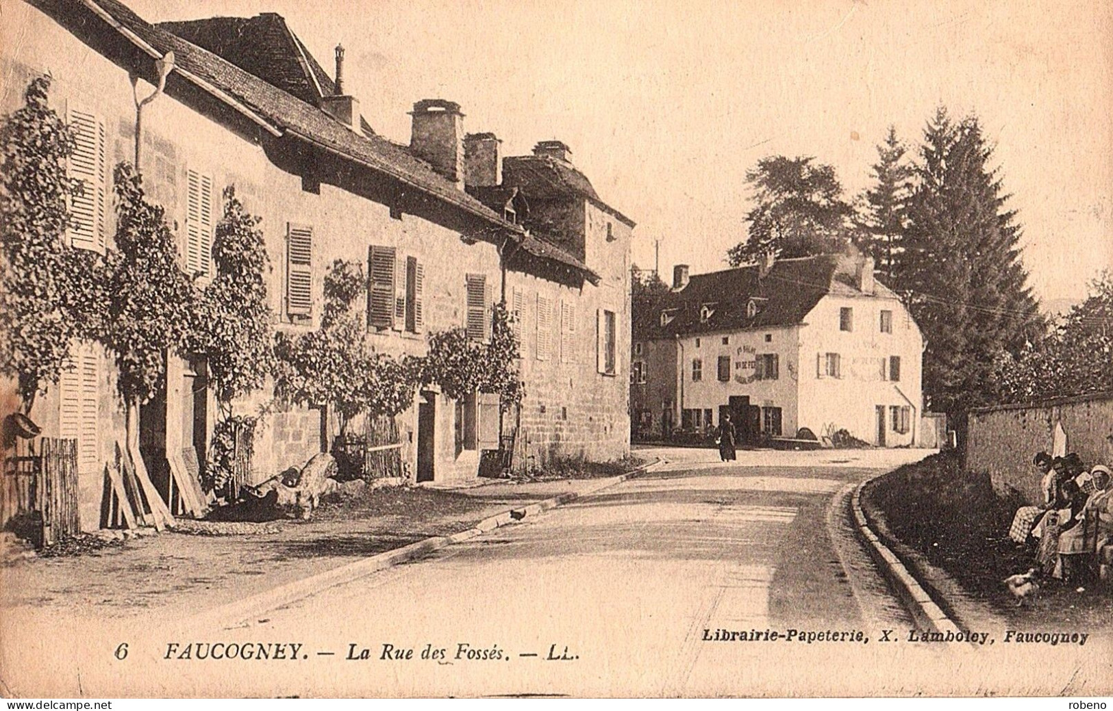 70 FAUCOGNEY La Rue Des Fosses Avec BANC De Repos Pour Les Promeneurs. Même La Poule Pose Pour La Photo - Faucogney