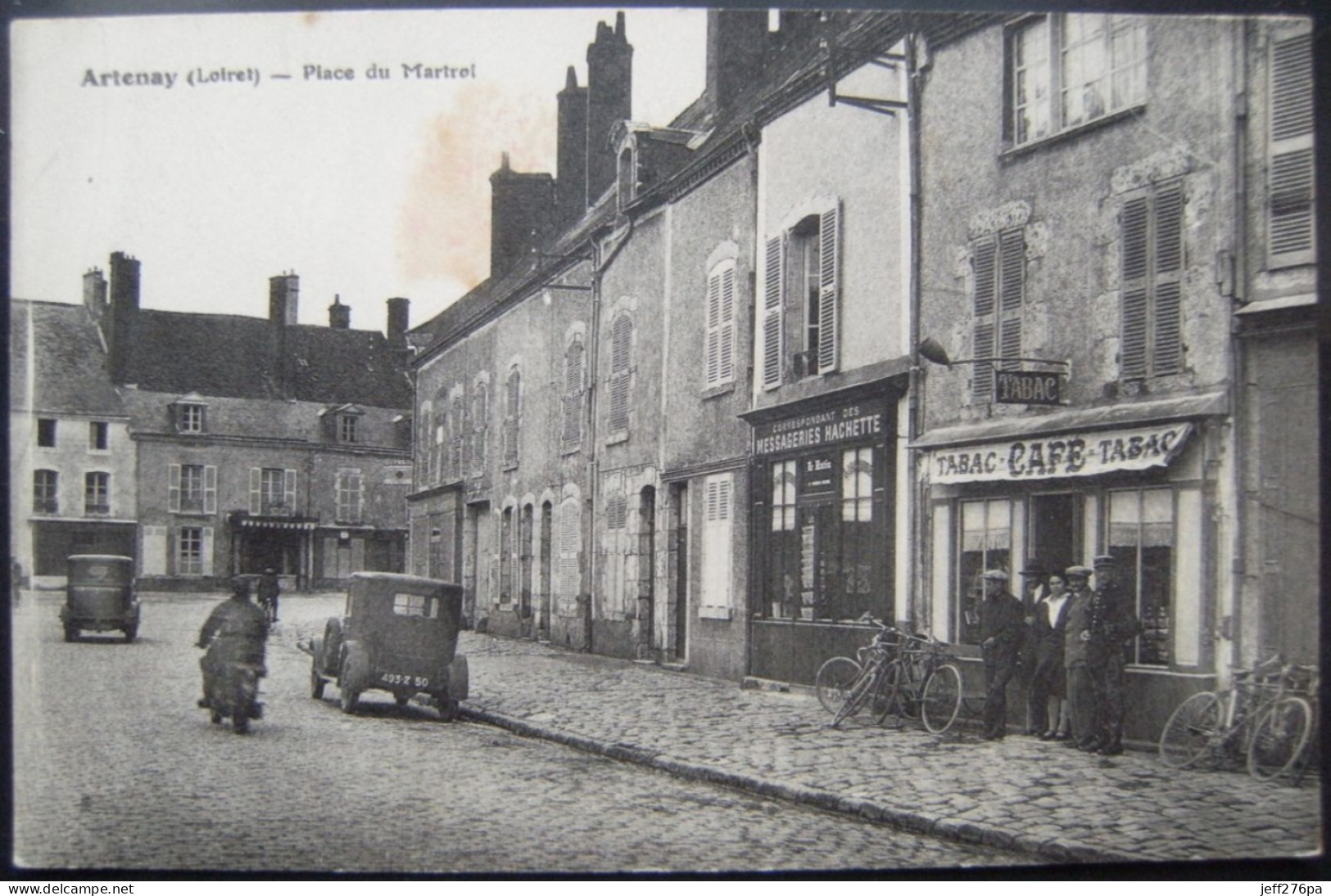 CPA 45 Artenay - La Place Du Martroi - Vue Des Commerces De "Café-Tabac Et Messageries Hachette"   A Voir ! - Artenay