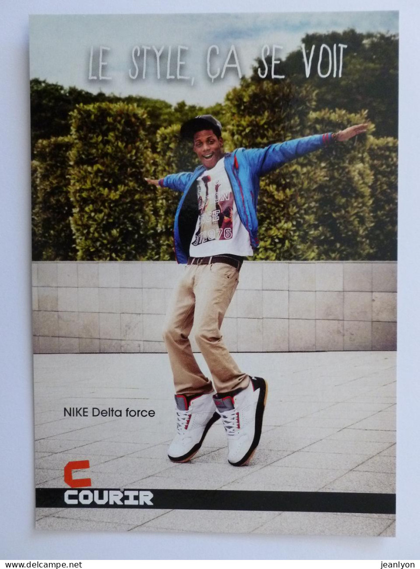 SPORT / CHAUSSURES NIKE Delta Force - Homme Avec Casquette , Sur La Pointe Des Pieds - Carte Publicitaire Courir - Mode