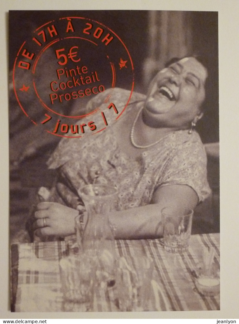 FEMME ASSISE AU RESTAURANT - Table Avec Verre - Carte Publicitaire - Ristoranti