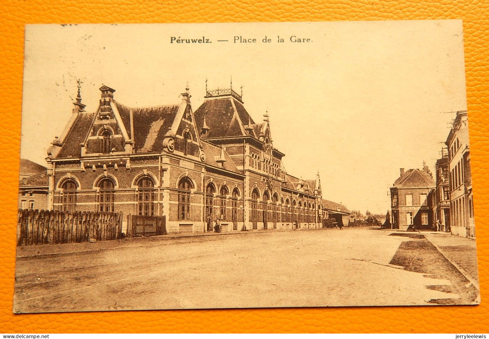 PERUWELZ  -  Place De La Gare - Péruwelz