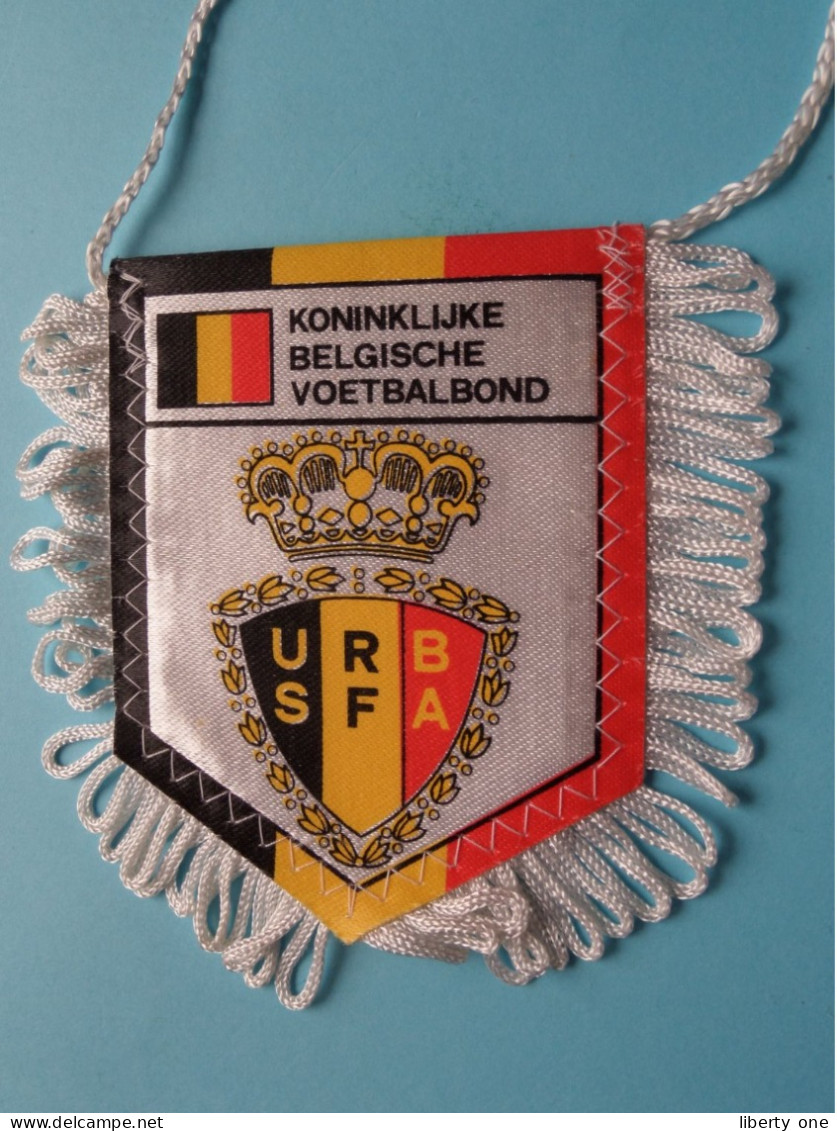 KONINKLIJKE BELGISCHE VOETBALBOND > FANION De FOOTBALL / VOETBAL (Pennant) WIMPEL (Drapeau) ( See Scan ) +/- 10 X 8 Cm.! - Uniformes Recordatorios & Misc